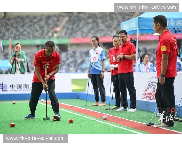 绿茵场的“慢动作”与指尖上的“快节奏”：足球90分钟与即时比分的灵魂博弈